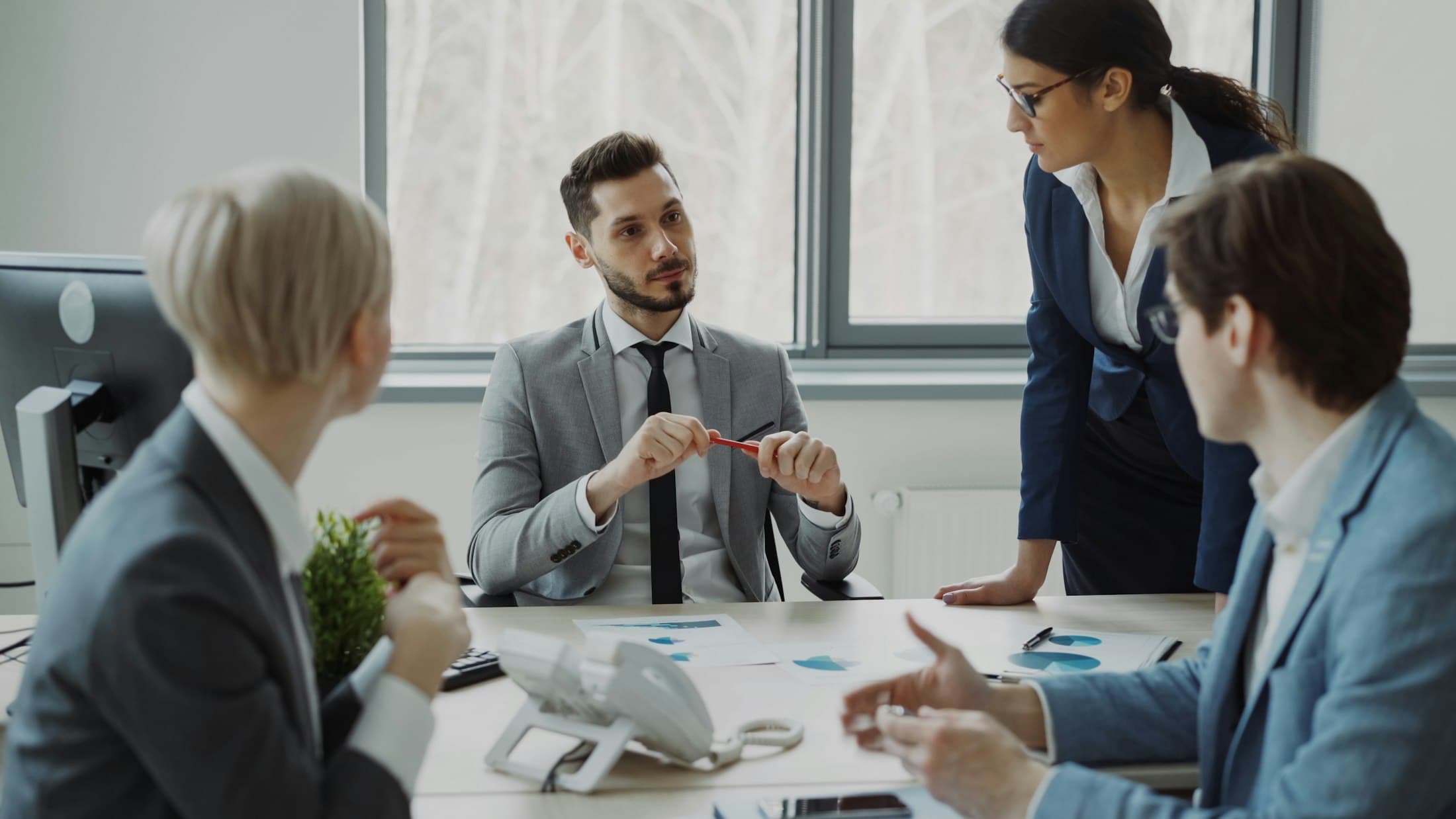 Reunião entre advogados e clientes em ambiente corporativo